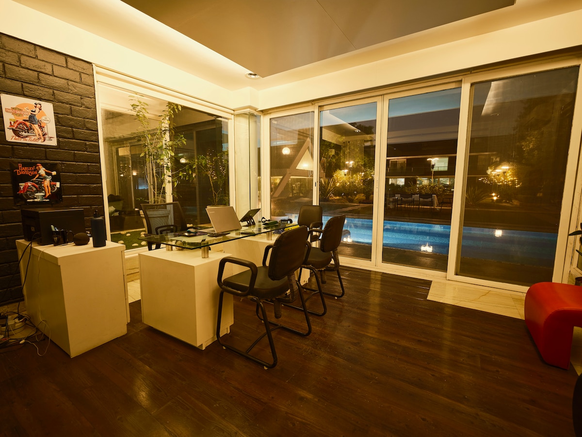 Front Office & Meeting Lounge